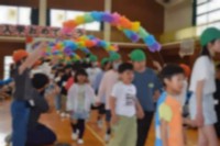 6年生と一緒に入場