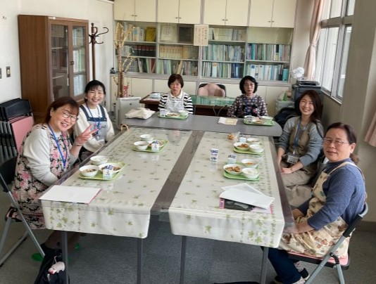 （実費をいただき）給食を召し上がっていただきます